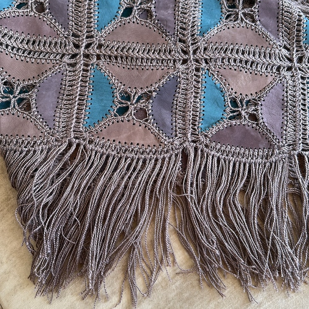 Vintage Leather & Crochet shall shoulder wrap Accessory for hips Classy Bohemian - Picture 3 of 9